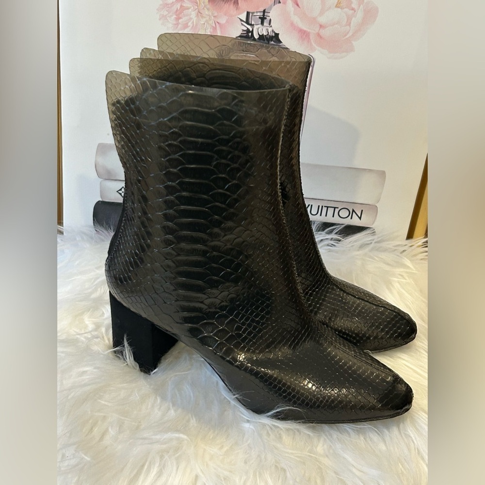 Charles & Keith Black Snakeskin Embossed Ankle Boots Block Heel Size 8 - Picture 4 of 11